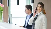 Náhľad: Recepčná telefonuje cez Wi-Fi slúchadlo Yealink AX83H