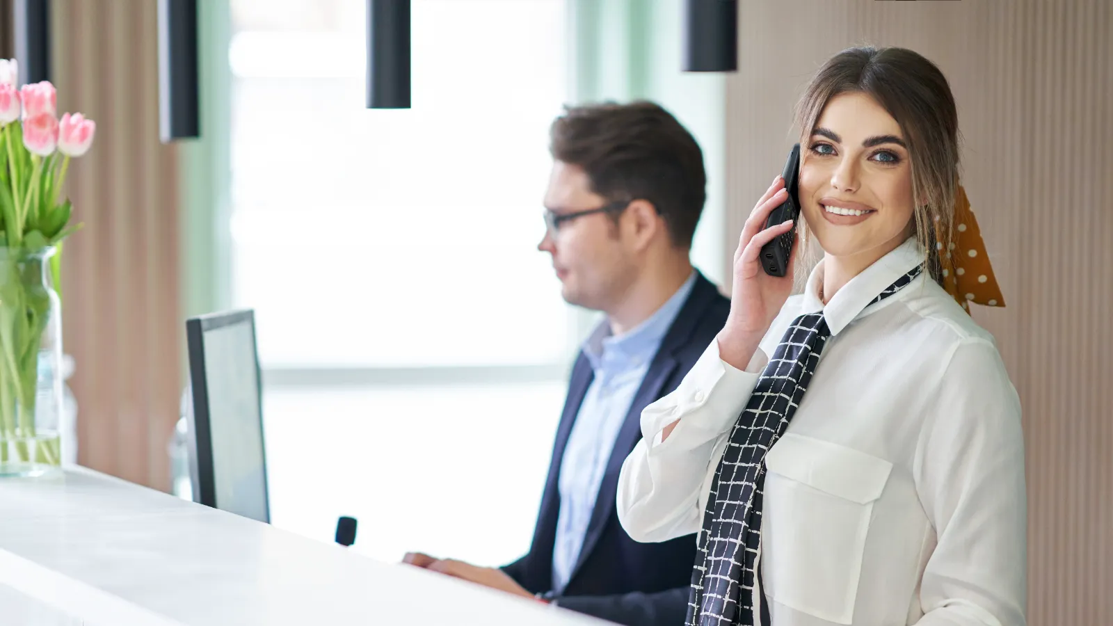 Recepčná telefonuje cez Wi-Fi slúchadlo Yealink AX83H