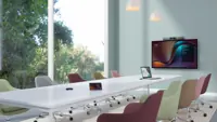 Náhľad: Yealink MeetingBar A30 pod obrazovkou v strednej zasadačke