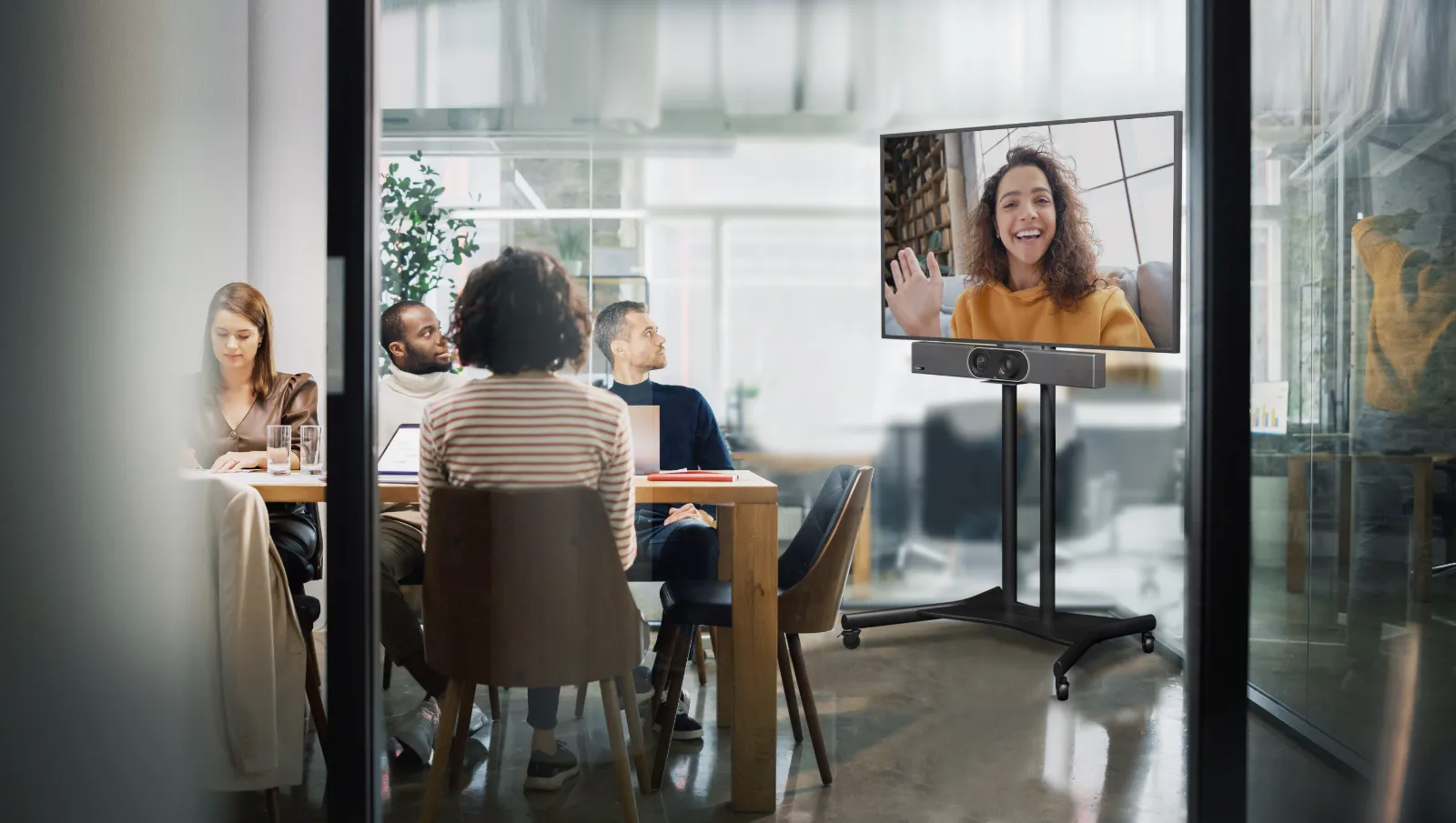Porada v zasadačke s videobarom Yealink MeetingBar A30