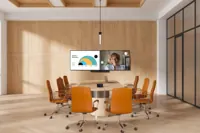 Náhľad: Yealink MeetingBar A40 pod obrazovkou v zasadačke pre 8 osôb