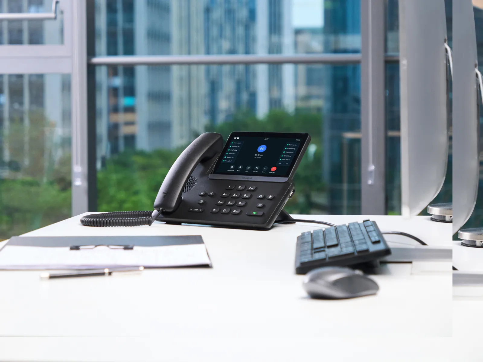 Zamestnankyňa telefonuje cez Yealink SIP-T77U v kancelárii