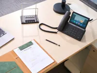 Náhľad: Yealink SIP-T87W na pracovnom stole