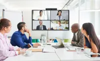 Náhľad: Yealink UVC34 nad televízorom v malej zasadačke počas videohovoru