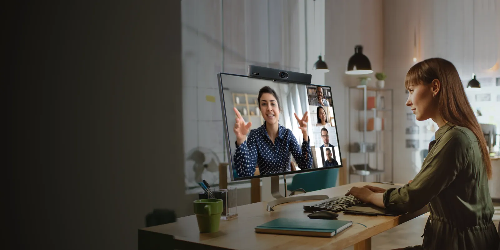 Videohovor z domácej kancelárie s USB videobarom Yealink UVC34