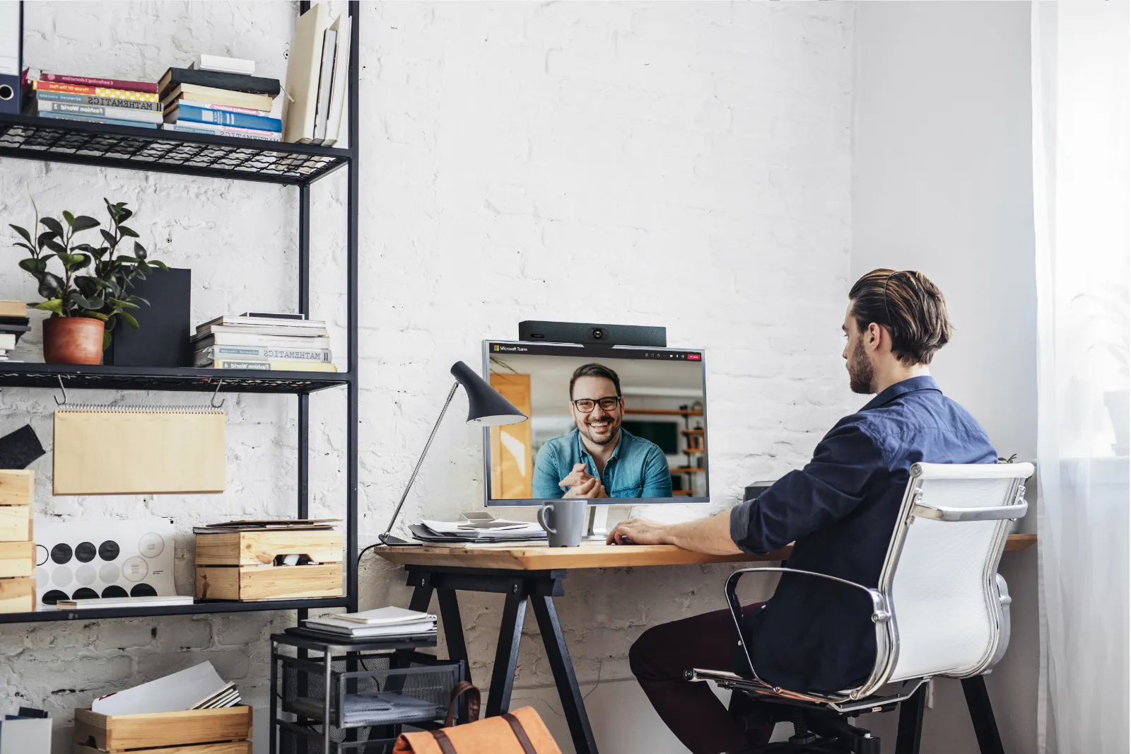 Yealink UVC34 na monitore v domácej kancelárii